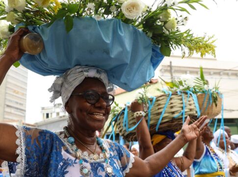 devotos-presenteiam-iemanja-em-serie-de-homenagens-no-rio-de-janeiro