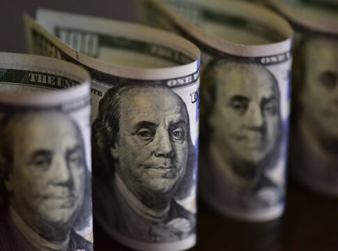 dolar-tem-leve-alta,-puxado-pelo-exterior.-bolsa-sobe-no-brasil