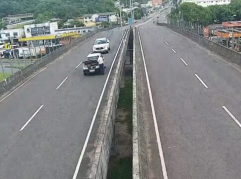 homem-e-arremessado-e-morre-ao-parar-carro-em-viaduto-para-fechar-capo.-video