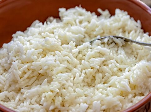 arroz-soltinho-na-air-fryer:-ideia-pratica-e-sem-sujar-panela