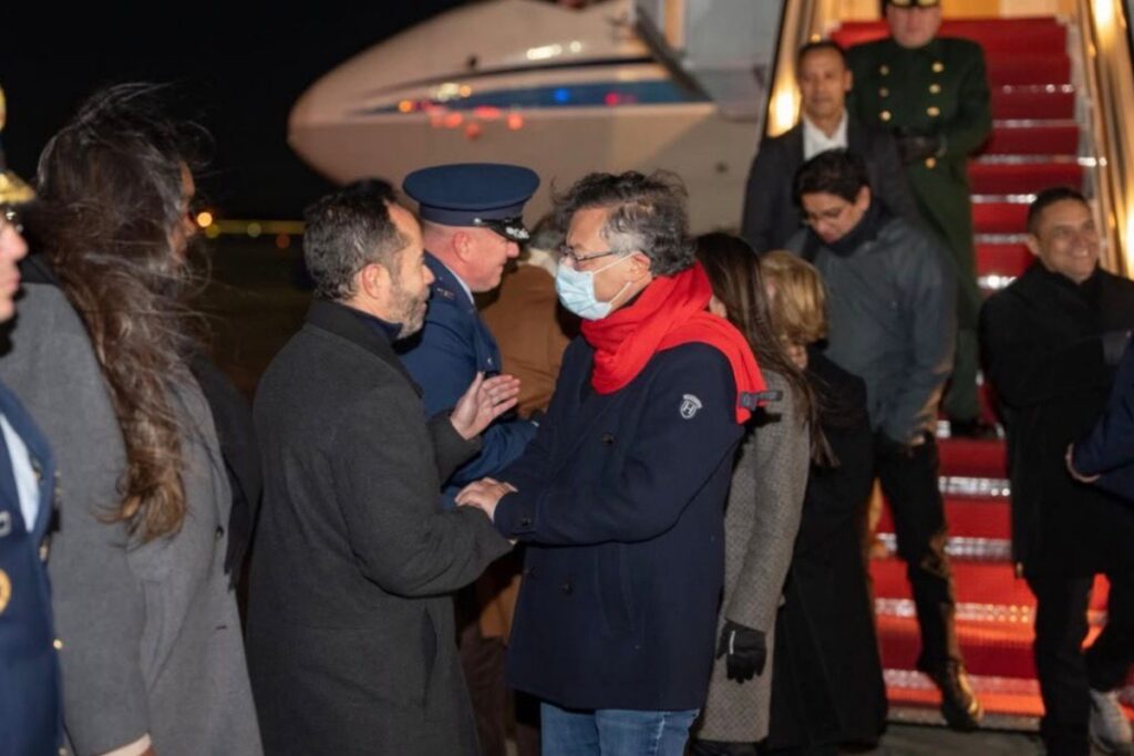 petro-desembarca-nos-eua-e-diz-esperar-acordo-“pela-vida”-com-trump