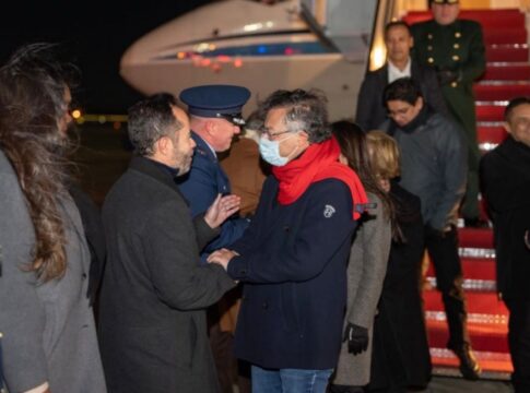 petro-desembarca-nos-eua-e-diz-esperar-acordo-“pela-vida”-com-trump