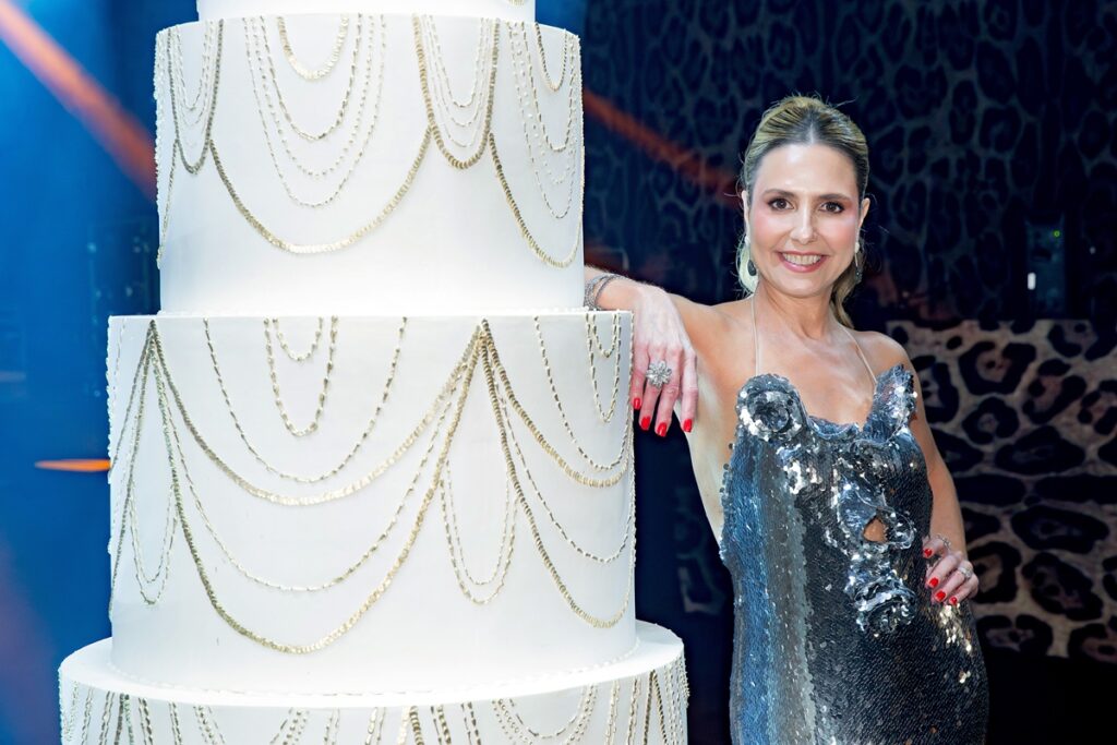 alessandra-alves-brinda-50-anos-em-festa-gloriosa-com-familia-e-amigos