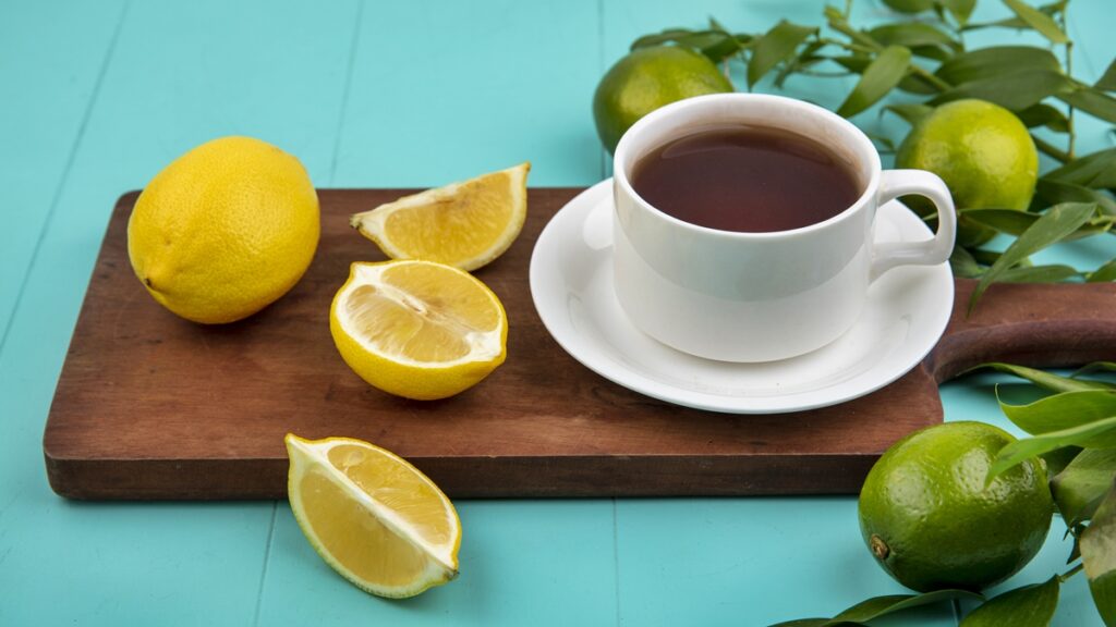 cafe-com-limao-e-trend-no-tiktok:-faz-bem-ou-traz-riscos-a-saude?