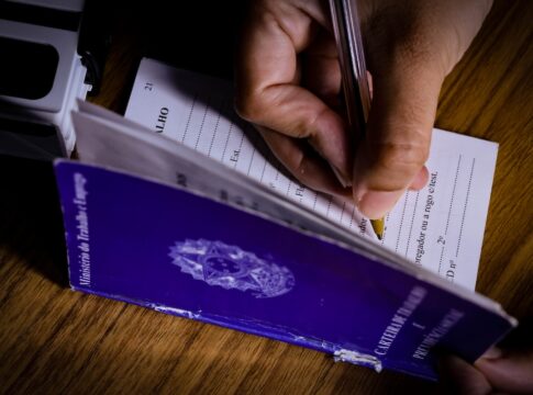 df-tem-447-vagas-de-emprego-nesta-terca.-salarios-chegam-a-r$-4,5-mil