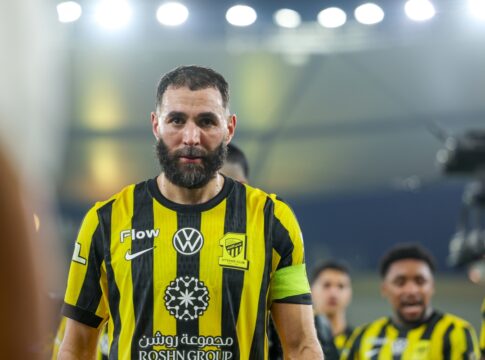 torcedores-do-al-ittihad-queimam-camisas-com-nome-de-benzema.-veja-video