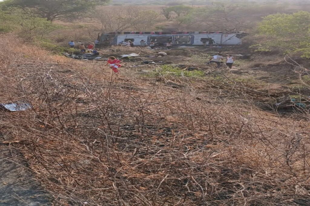 al:-onibus-com-romeiros-capota-na-al-220-e-deixa-mortos-e-feridos
