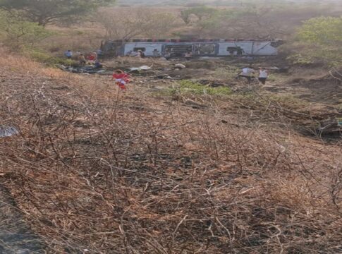 al:-onibus-com-romeiros-capota-na-al-220-e-deixa-mortos-e-feridos