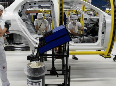 industria-fecha-2025-com-alta-de-0,6%,-pressionada-pelos-juros-altos