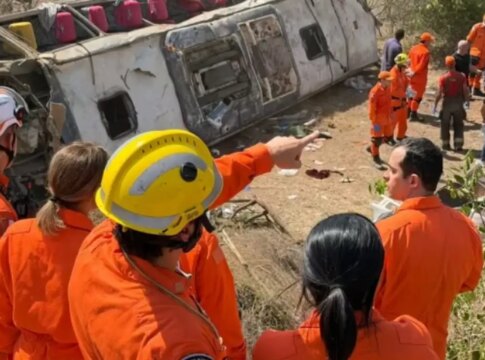 capotamento-de-onibus-que-levava-romeiros-deixa-15-mortos-em-alagoas