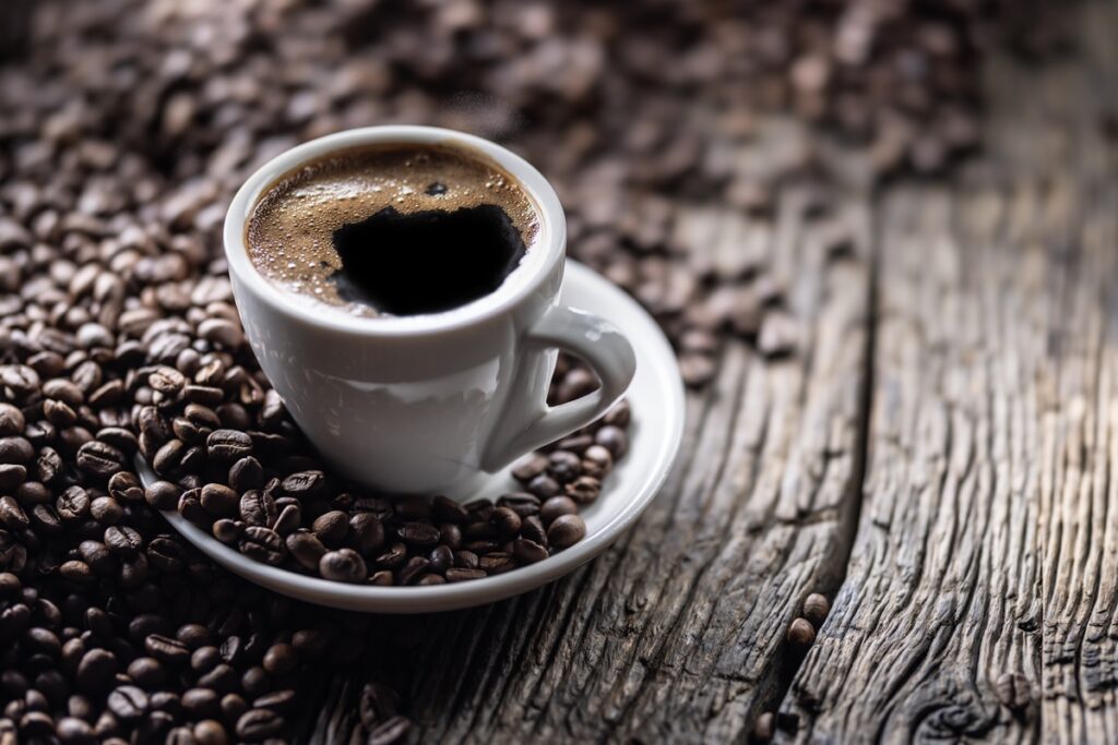 expert-em-longevidade-revela-o-segredo-para-tomar-cafe-e-viver-mais