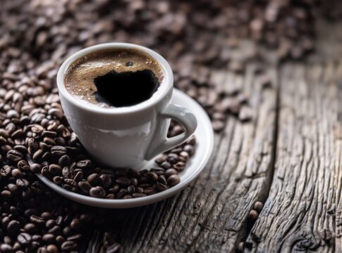 expert-em-longevidade-revela-o-segredo-para-tomar-cafe-e-viver-mais