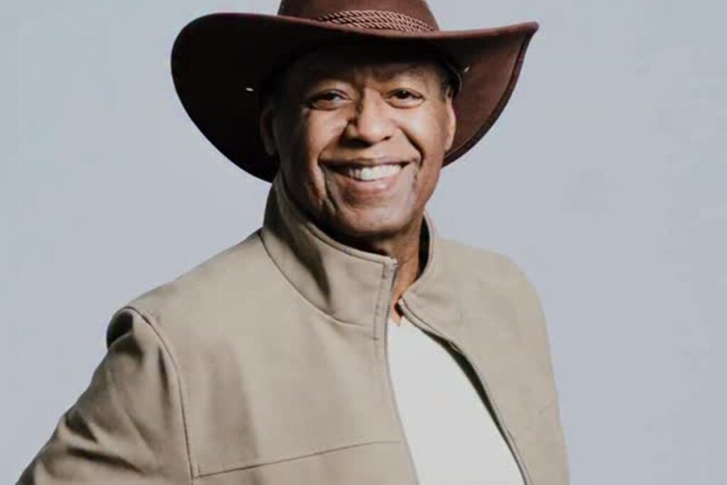 quem-era-ron-kenoly,-icone-da-musica-gospel-que-morreu-aos-81-anos