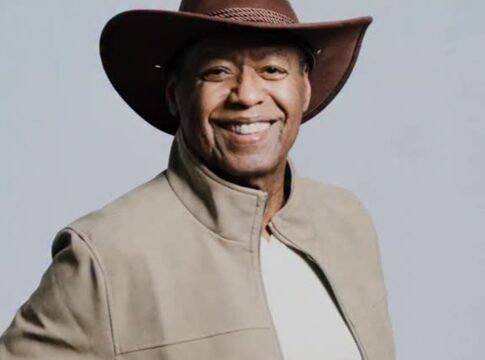 quem-era-ron-kenoly,-icone-da-musica-gospel-que-morreu-aos-81-anos