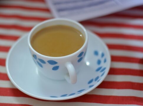 cha-de-casca-de-fruta-comum-e-um-aliado-natural-para-noites-melhores