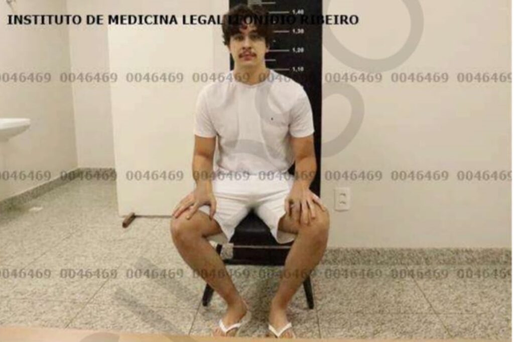 foto-mostra-piloto-que-agrediu-adolescente-vestindo-roupa-de-detento