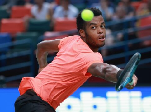 tenista-frances-acerta-bolada-no-proprio-olho-e-abandona-partida;-veja