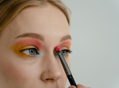 make-de-2026-decreta-fim-da-era-clean-girl-e-aposta-no-completo-oposto