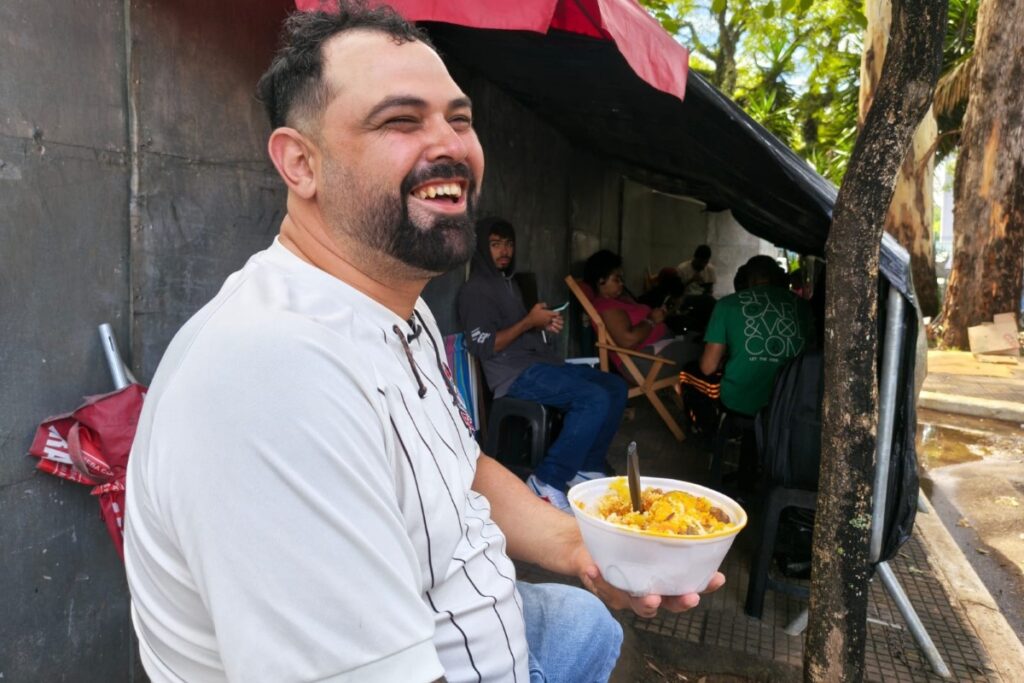 ambulantes-fazem-fila-a-espera-de-show-de-ivete-no-carnaval-de-sp