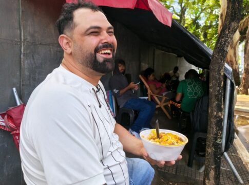 ambulantes-fazem-fila-a-espera-de-show-de-ivete-no-carnaval-de-sp