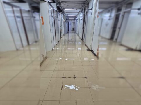 chuva-forte-transborda-bueiro-e-deixa-corredores-do-hrt-inundados.-veja-video