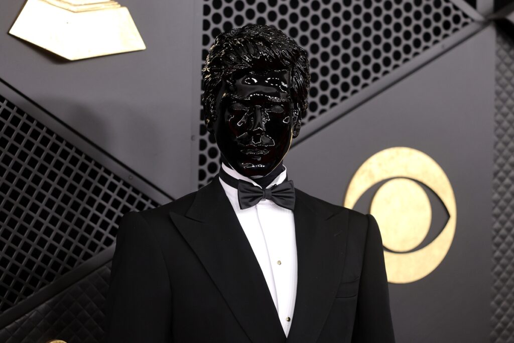 dj-e-acusado-de-blackface-por-uso-de-mascara-em-premiacao