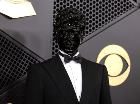 dj-e-acusado-de-blackface-por-uso-de-mascara-em-premiacao