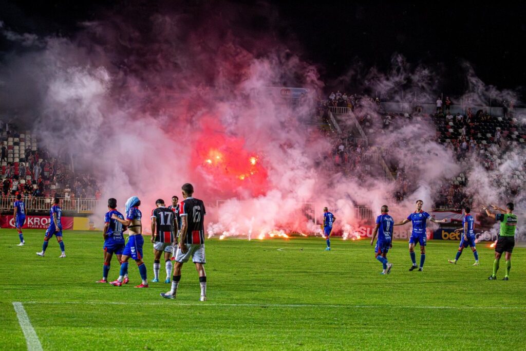 torcedores-atiram-sinalizadores-em-campo-durante-jogo-do-catarinense.-veja-video