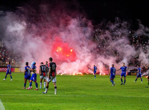 torcedores-atiram-sinalizadores-em-campo-durante-jogo-do-catarinense.-veja-video
