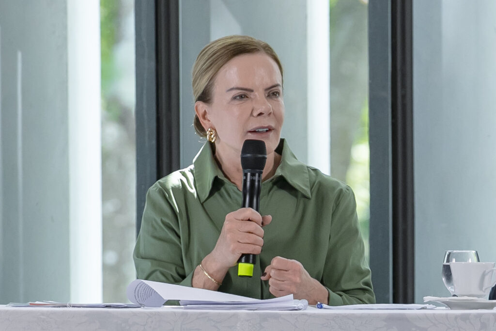 gleisi-se-manifesta-sobre-acao-que-pede-perda-de-patente-de-bolsonaro