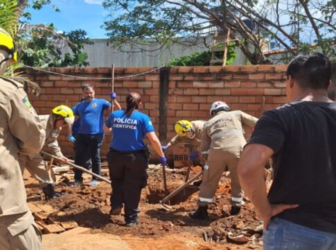 jovem-e-detido-por-suspeita-de-ajudar-a-enterrar-cadaver-em-quintal