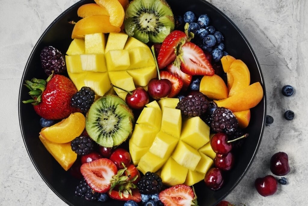 fruta-popular-“parente”-da-hera-venenosa-pode-causar-coceira-na-boca