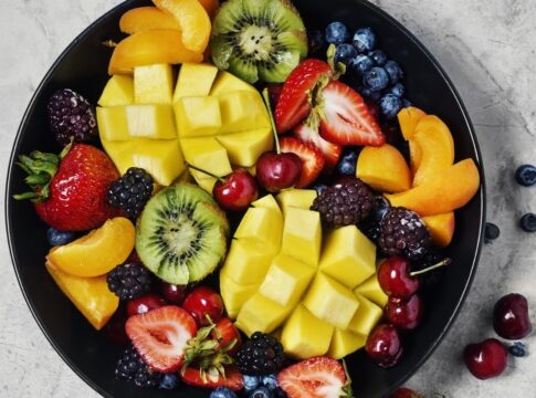 fruta-popular-“parente”-da-hera-venenosa-pode-causar-coceira-na-boca