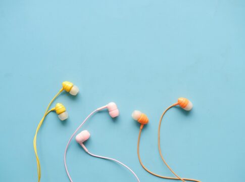 otorrino-explica-por-que-devemos-limpar-fones-de-ouvido-com-frequencia