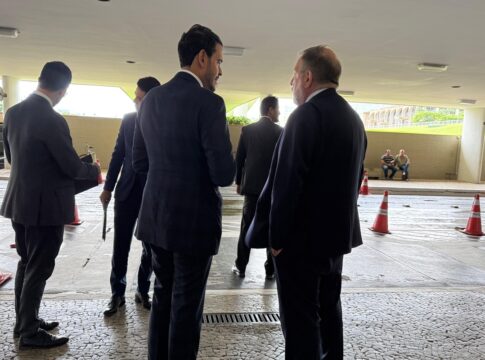 indicado-por-lula-ao-stf,-messias-retoma-beija-mao-no-senado