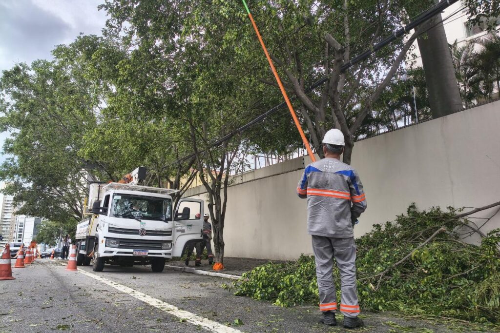 apenas-com-geradores,-populacao-segue-sem-energia-apos-apagao-no-centro-de-sp