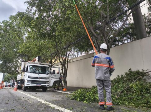 apenas-com-geradores,-populacao-segue-sem-energia-apos-apagao-no-centro-de-sp