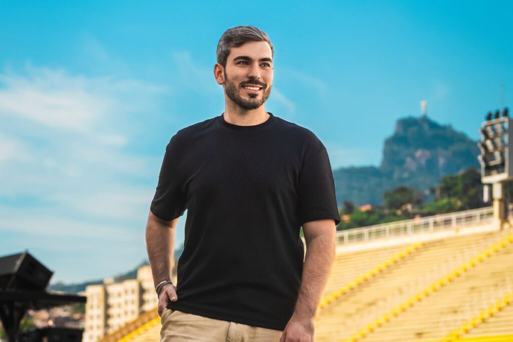 quem-e-alan-victor,-rp-que-rodou-15-paises-e-voltou-ao-carnaval-do-rio