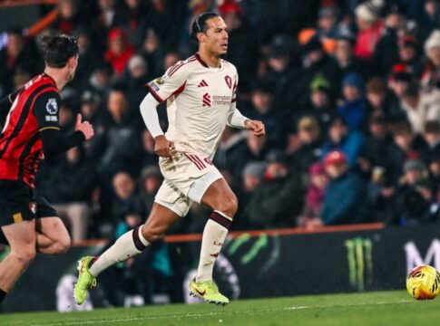 zagueiro-do-liverpool-posta-foto-com-camisa-de-ronaldinho-gaucho;-veja