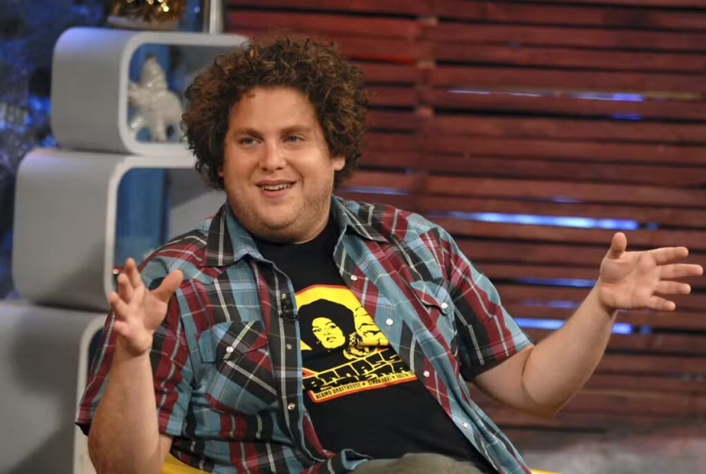 jonah-hill-surge-irreconhecivel-em-filme-apos-perder-30-kg