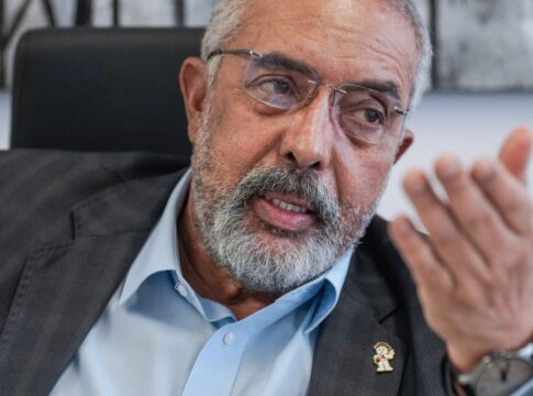 nao-ha-mais-razao-para-manter-escala-6×1-e-jornada-de-44h,-diz-senador