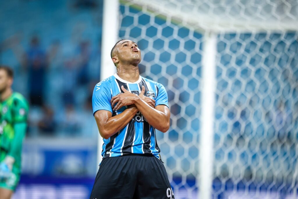 com-tres-gols-de-carlos-vinicius,-gremio-vence-botafogo-no-brasileirao