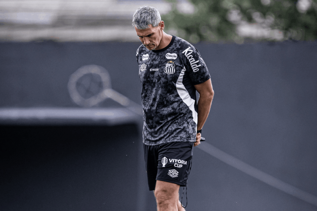 santos:-vojvoda-fala-de-protestos-da-torcida-e-reuniao-com-elenco