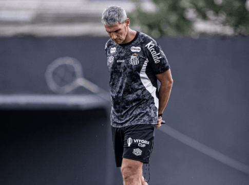 santos:-vojvoda-fala-de-protestos-da-torcida-e-reuniao-com-elenco