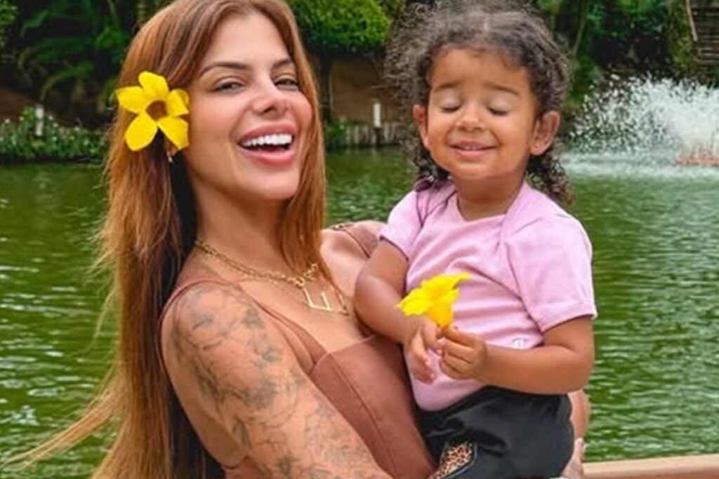 evelyn-regly-muda-o-cabelo-para-ensinar-a-filha-a-amar-seus-cachos