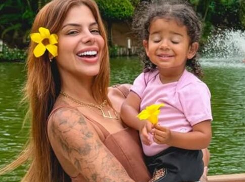 evelyn-regly-muda-o-cabelo-para-ensinar-a-filha-a-amar-seus-cachos