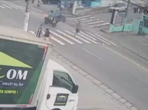 homem-da-“grau”-em-moto-e-atropela-mulher-na-faixa-de-pedestres.-veja-video