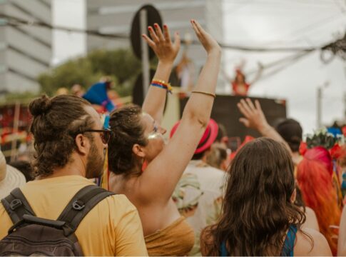 doleira,-pochete-ou-meia?-veja-onde-esconder-dinheiro-no-carnaval