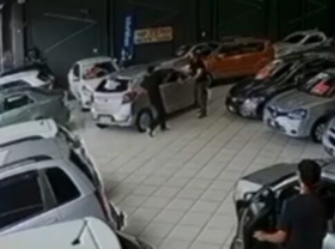 homem-invade-concessionaria,-executa-funcionario-e-grava-vitima-morta.-veja-video