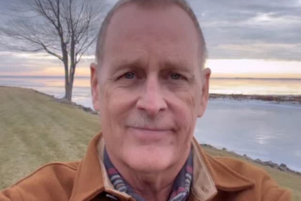 ator-de-tres-e-demais-revela-estado-de-saude-apos-2o-cancer-em-2-anos